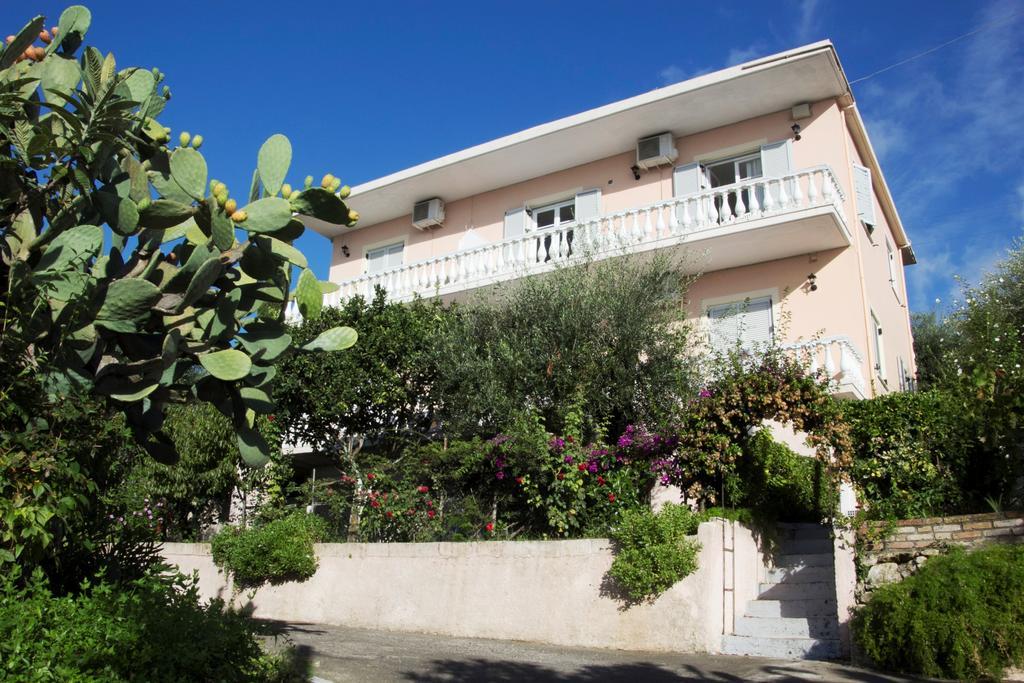 Apostolos & Eleni Family Apartments Perama  Exterior photo