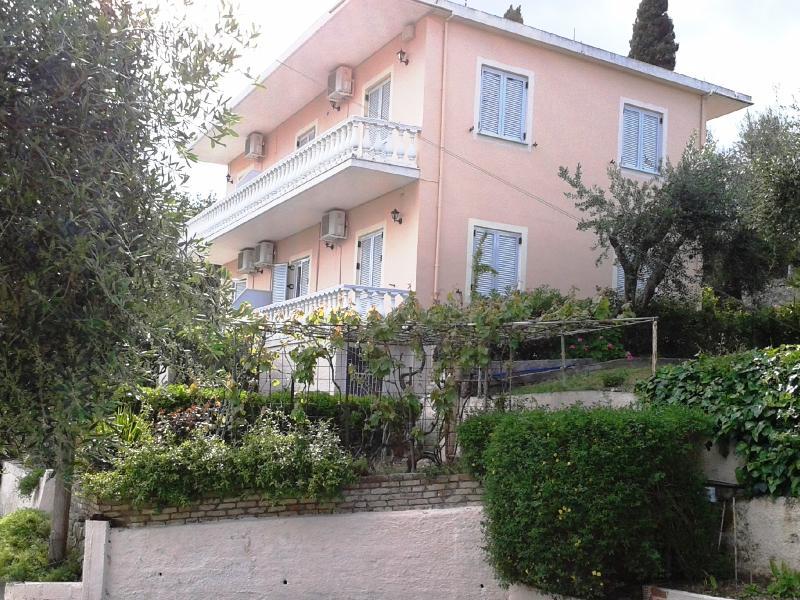 Apostolos & Eleni Family Apartments Perama  Exterior photo