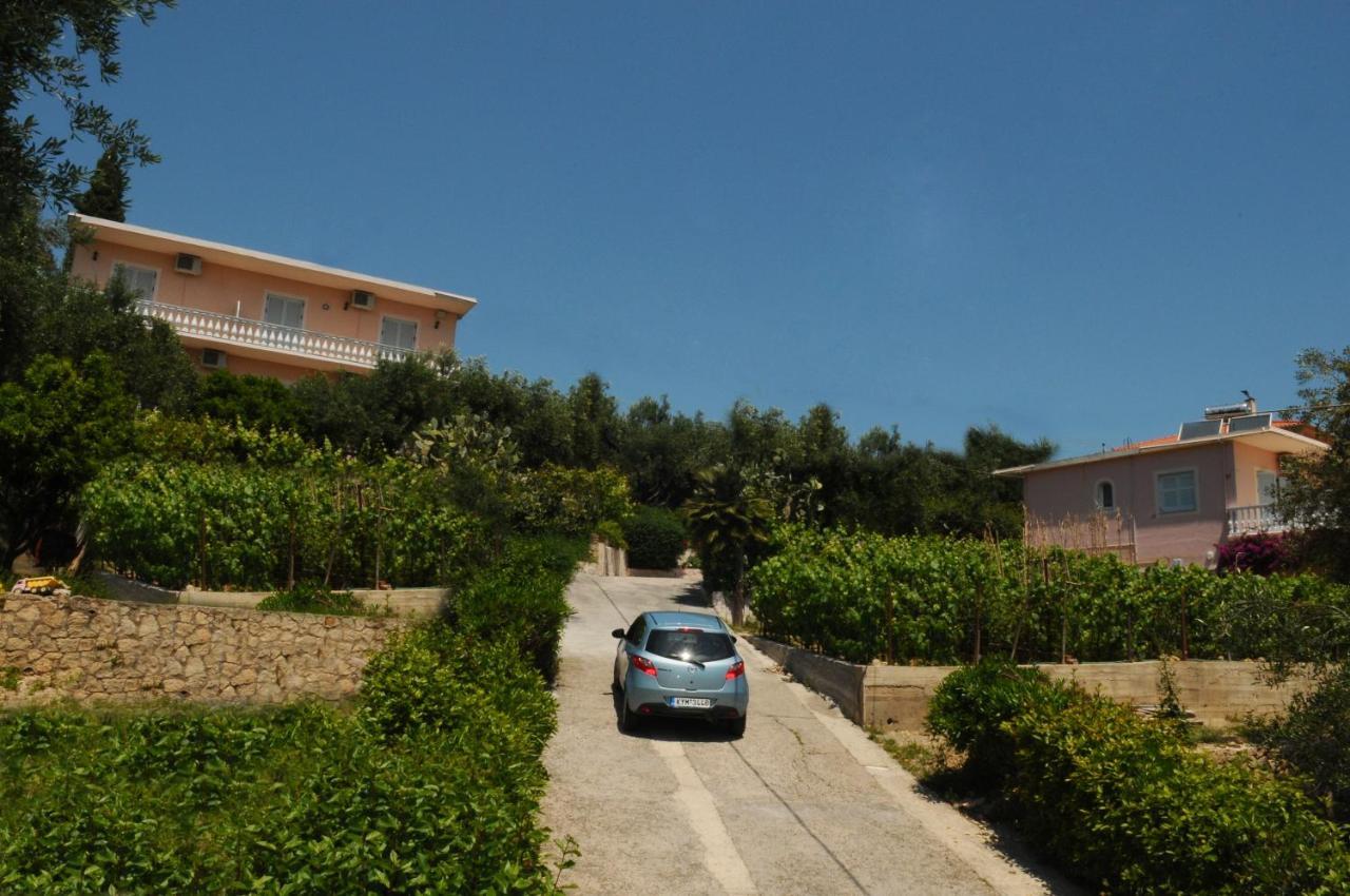 Apostolos & Eleni Family Apartments Perama  Exterior photo